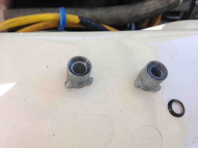 Here's a top view. and the new top washer/seal that I chose to replace since the is little or no risk in replacing that one. I've read somewhere on the Net that you don;t need to go larger than a #35 on the street. I've also heard from Julius Steuer that he usually goes two sizes up. Which would be a #35.