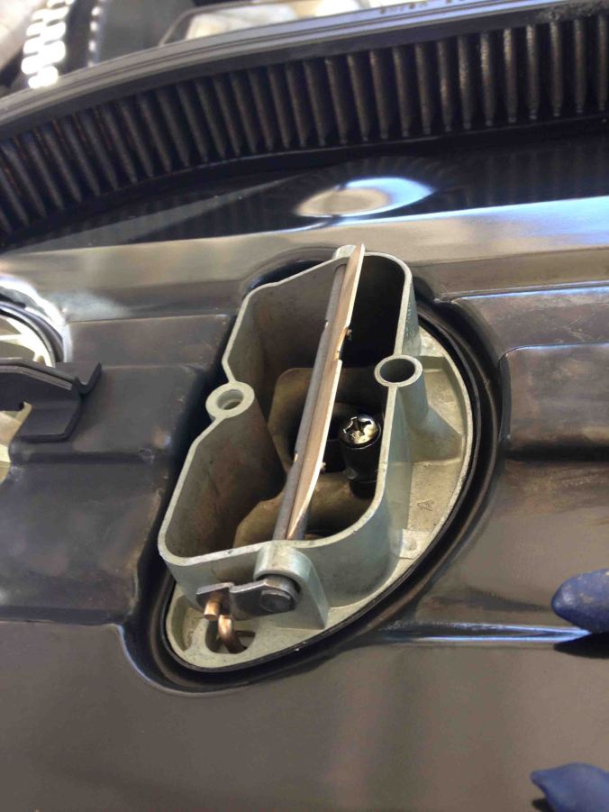 Ahhh… made it. Carefulyl and gently tightened the screw to slightly tighter than I felt before and pulled the screwdriver out to see the choke plate in its non-op position.